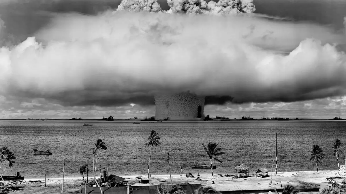 تظهر هذه الصورة سحابة عيش الغراب هائلة الحجم، نتجت عن تفجير قنبلة نووية للاختبار من طرف الجيش الأمريكي قرب جزيرة (بيكيني أتول).