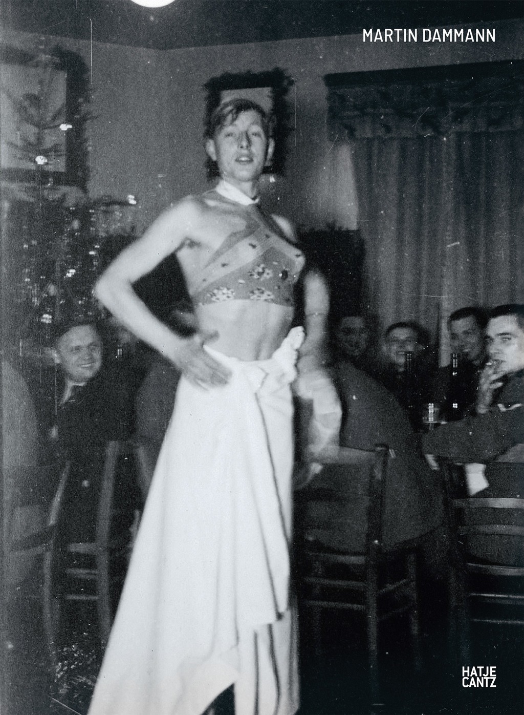 صور تكشف كيف أحبّ الجنود الألمان ارتداء الملابس النسائية للمتعة خلال الحرب العالمية الثانية