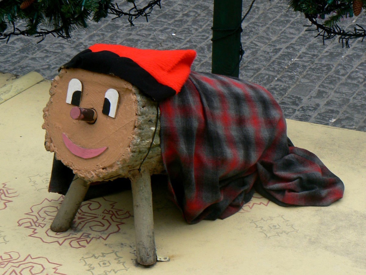 شخصية (تيو دي نادال) متموضعة تحت شجرة عيد الميلاد في (كاتالونيا) بإسبانيا