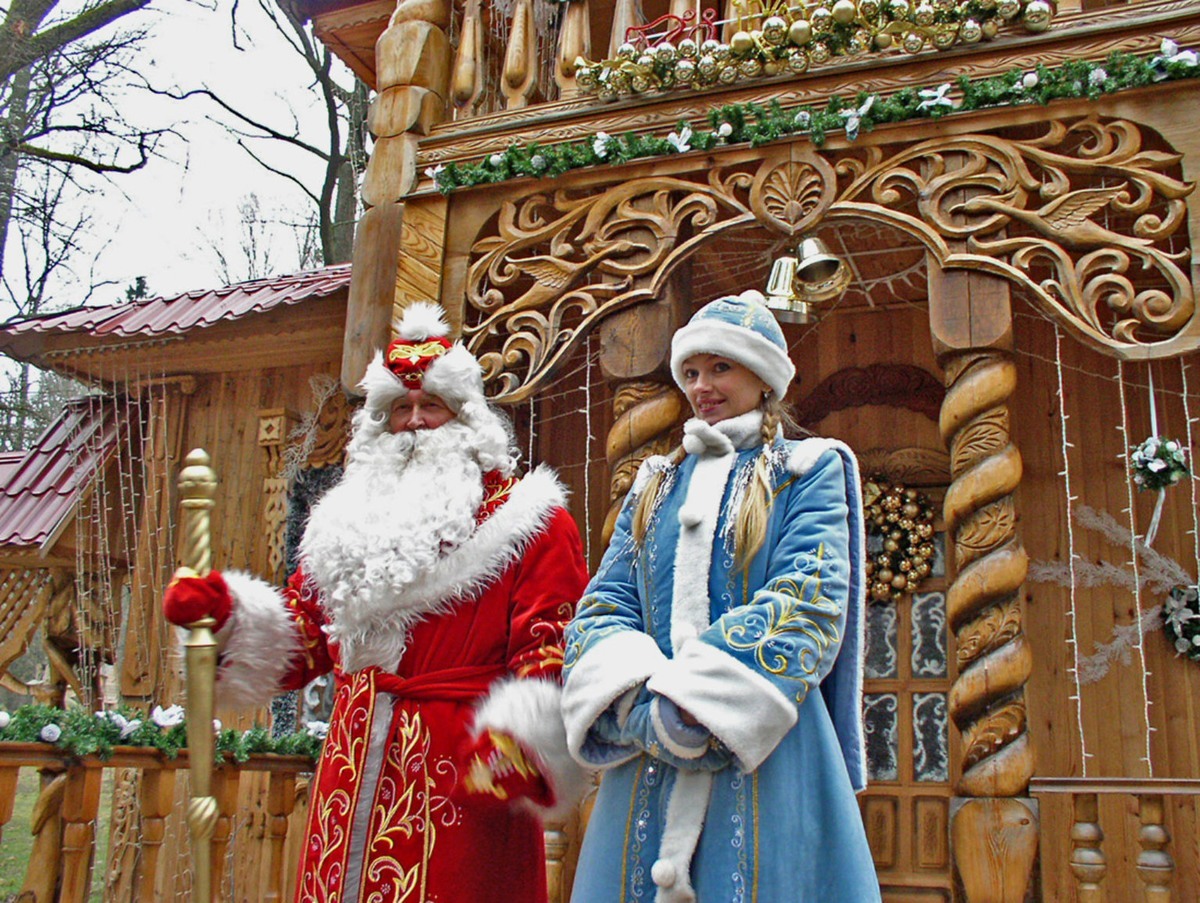 يتموضع (ديد موروز) إلى جانب ”آنسة الثلج“ في مهرجان عيد الميلاد في روسيا.