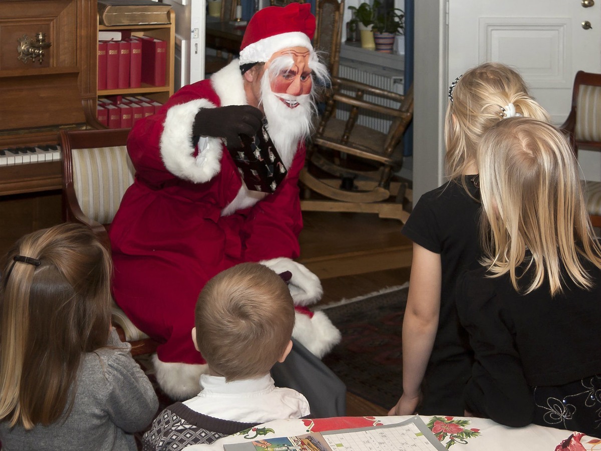 (تومتي) لدى زيارته لبعض الأطفال في بيت سويدي عشية عيد الميلاد.