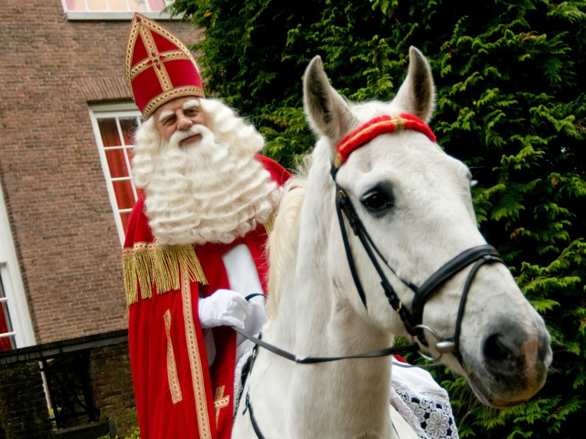 (سينتركلاس) يمتطي حصانه خارج قصر (هيت لو) في هولندا.