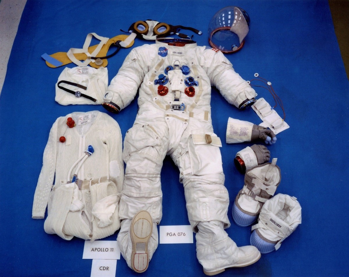 كان (أرمسترونغ) وأفراد الطاقم الآخرين كانوا حقاً يرتدون بدلة Apollo/Skylab A7L الموضّحة في الصورة أعلاه.