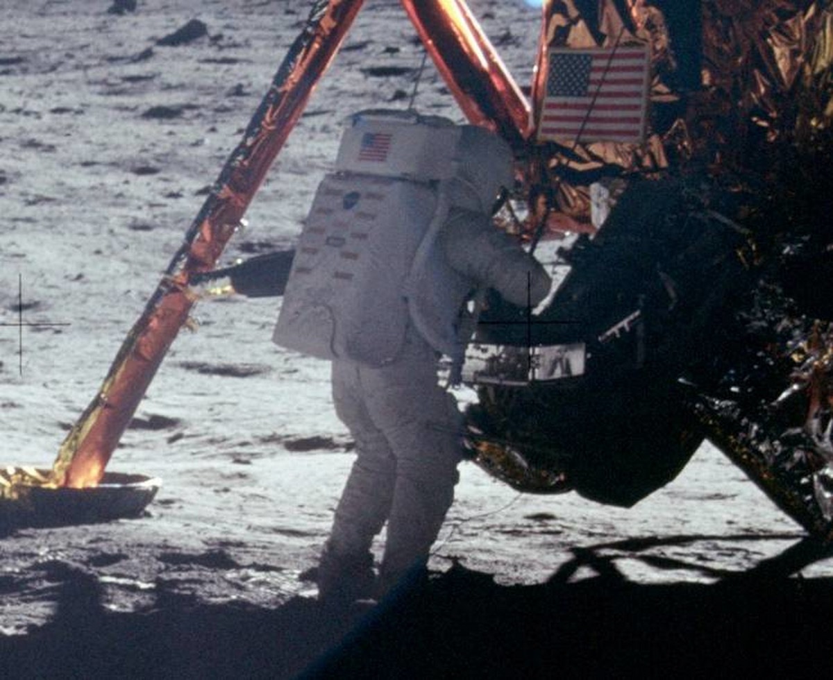 نيل أرمسترونغ يعمل على المركبة القمرية في القمر