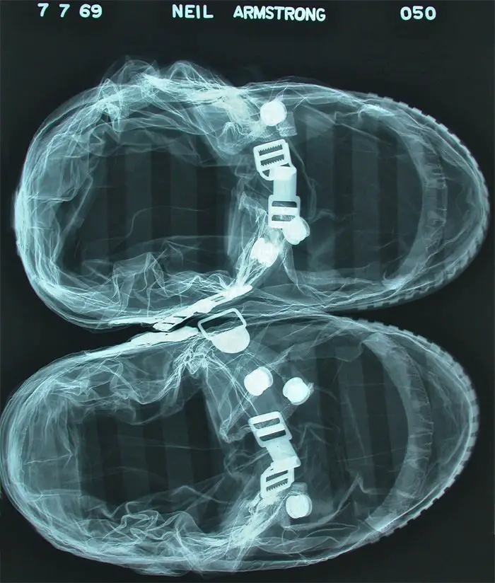 حذاء نيل أرمسترونغ لدى مسحه بالأشعة السينية للتأكد من خلوه من أية شوائب قد تخل بالسير الحسن للمهمة.