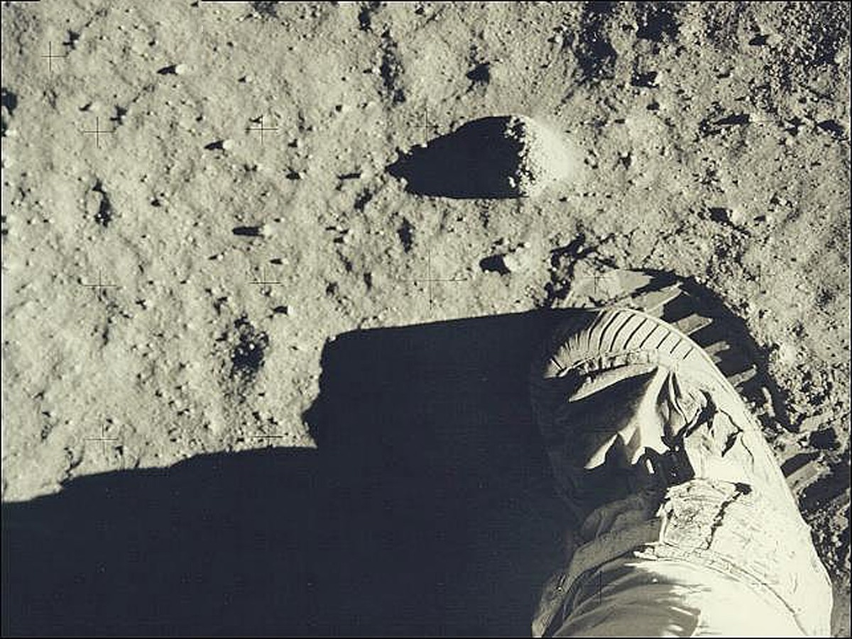 آثار أولى خطوات الإنسان على القمر
