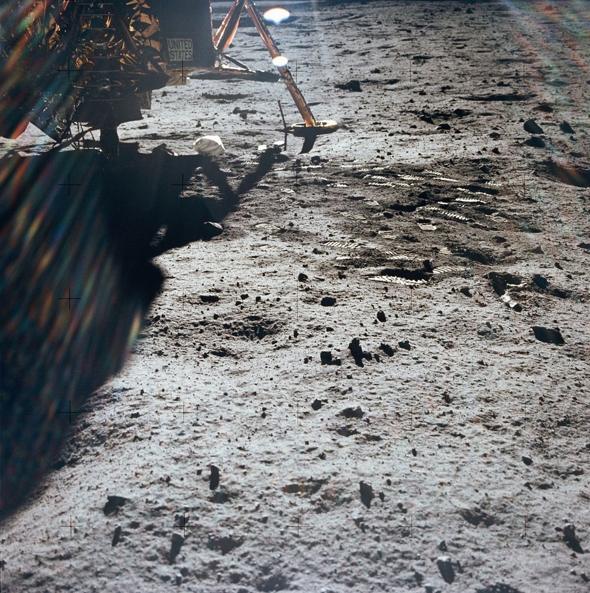 آثار خطوات الإنسان على سطح القمر