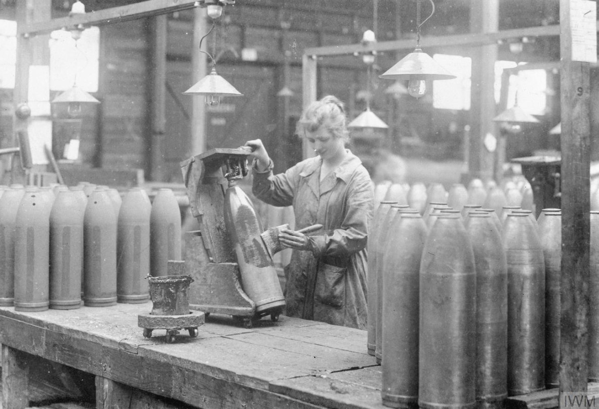 الصورة من المتحف الأمبراطوري الحربي: إحدى عاملات طلاء القذائف في مصنع مجهول المكان.