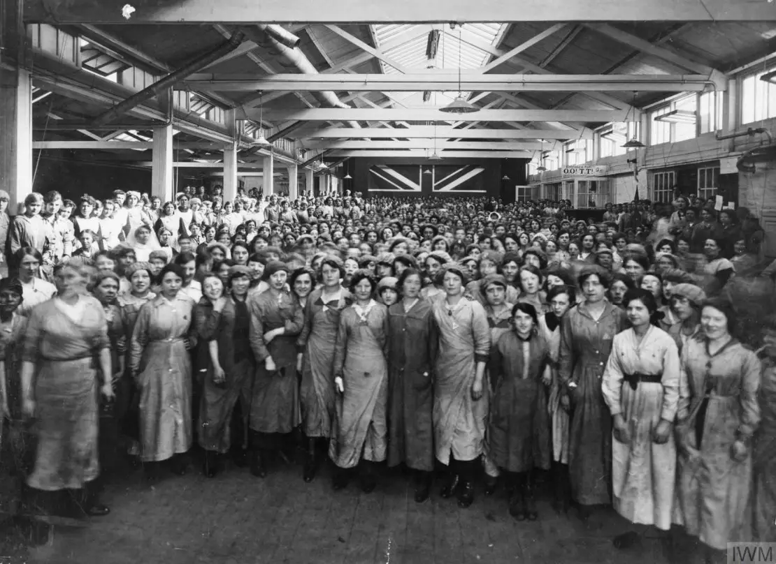المصدر: المتحف الإمبراطوري الحربي: مجموعة من العاملات في غرفة الترفيه في مصنع الذخائر Cubitts، مارس 1918