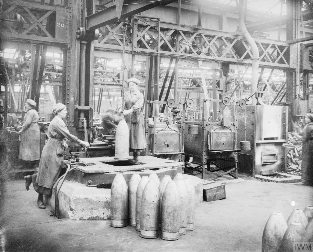 نساء عاملات يعملن على قذائف المدفعية الضخمة في واحد من مصانع (فيكرز) في مايو 1917.