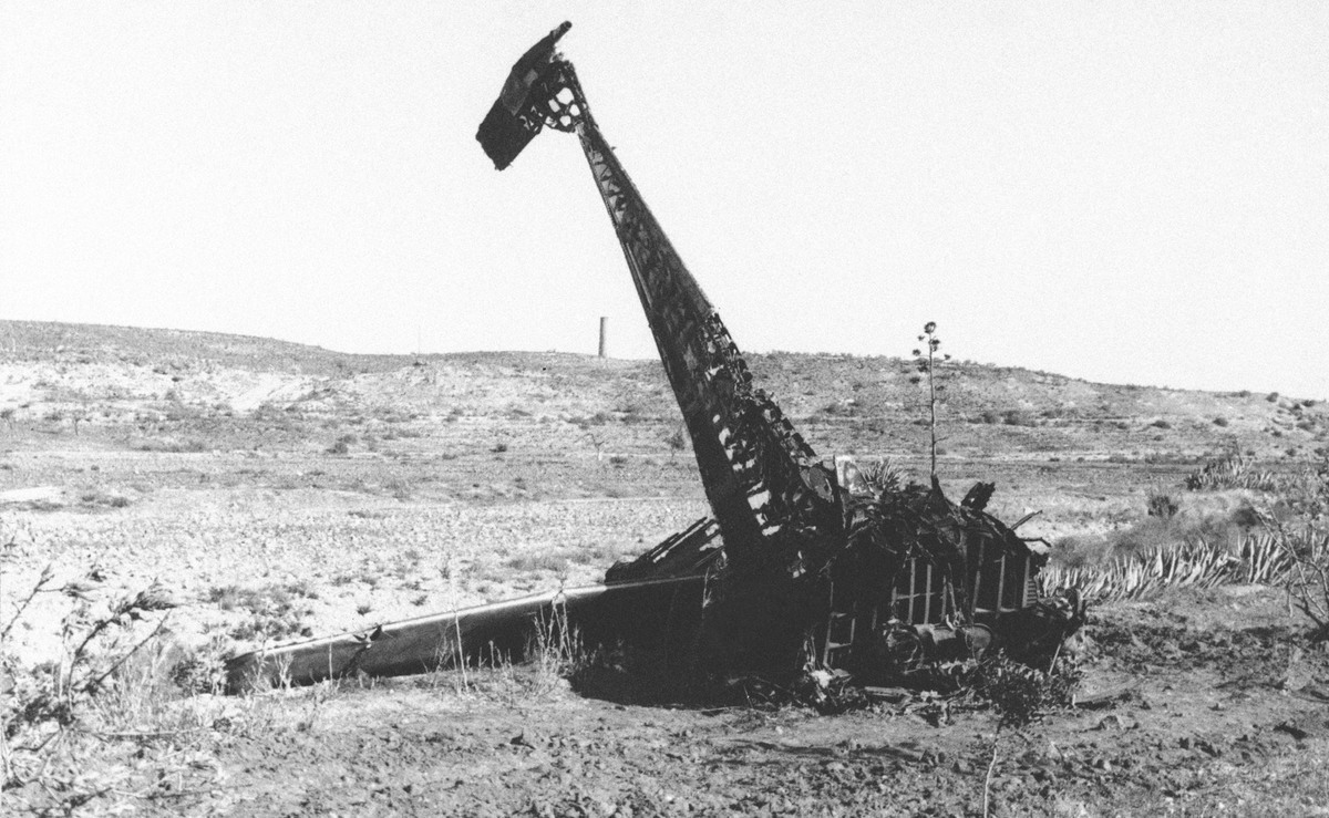 أكبر قطعة من حطام الطائرة الأمريكية الناقلة للوقود بعد تحطمها إثر حادثة اصطدام جوي مع طائرة الـB-52 في سماء الجنوب الشرقي لإسبانيا.