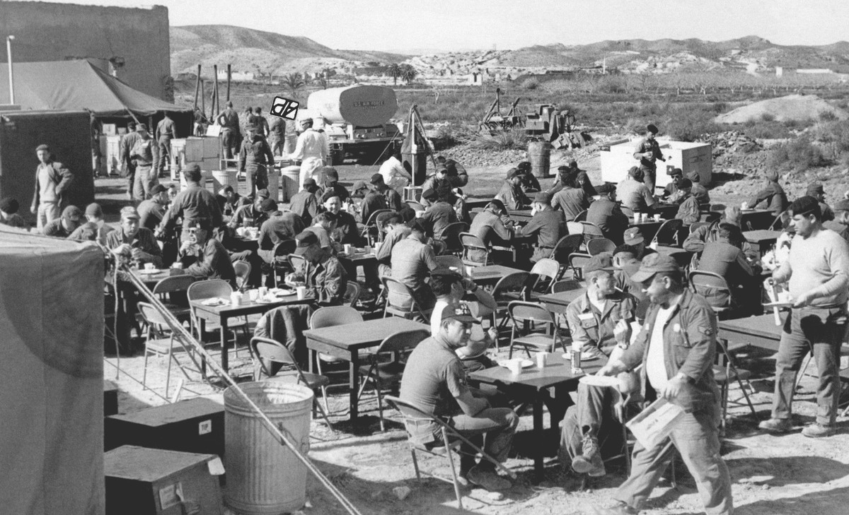 فريق البحث عن القنبلة النووية في مخيم (كامب ويلسن) في فترة استراحة الغداء، على سواحل مدينة (بالوماريس) الإسبانية.