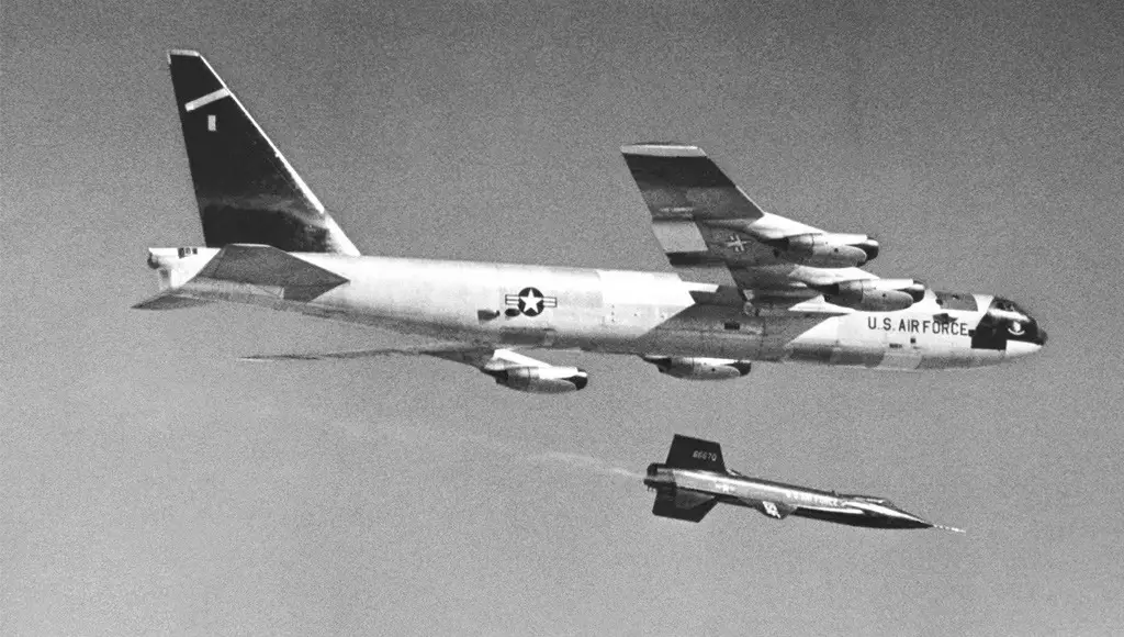 طائرة B-52 تطلق قنبلة