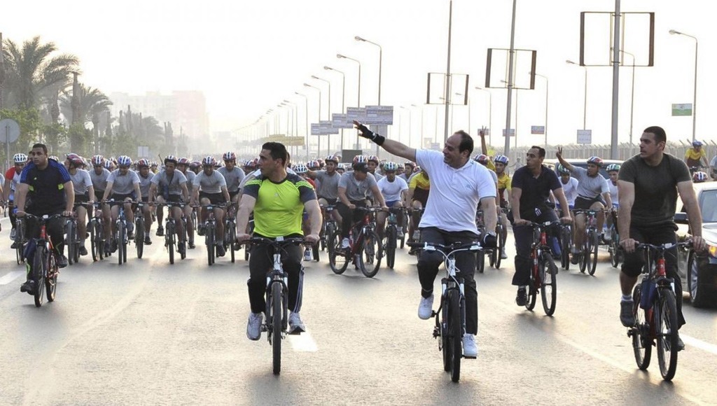 الرئيس السيسي يمارس رياضة ركوب الدراجة