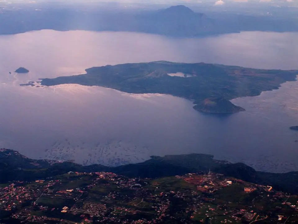 جزيرة (فولكانو) على بحيرة (تال).