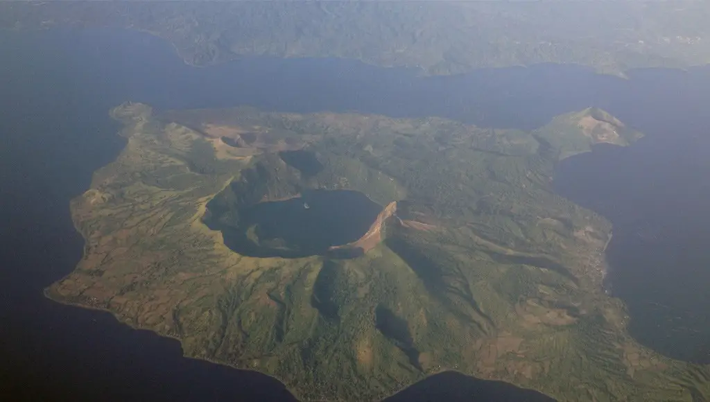 جزيرة فولكانو على بحيرة تال