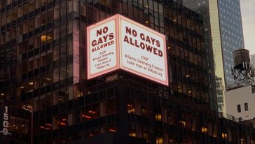لافتة غير مسموح للمثليين في ساحة التايمز سكوير في نيويورك