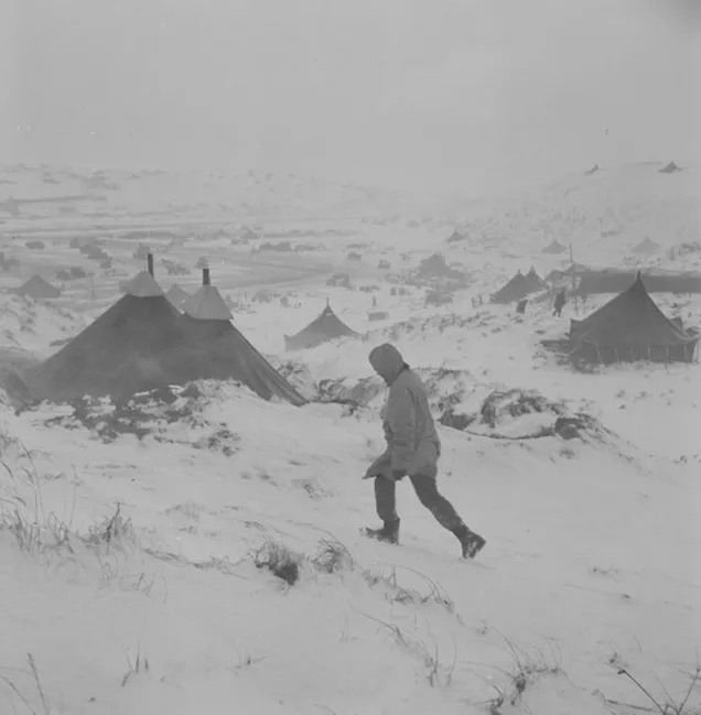 رجل يركض في الثلج