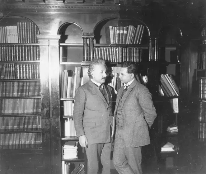 (ألبرت آينشتاين) مع ابنه (هانز ألبرت)، الذي قام ياللجوء مع والده إلى أمريكا وأصبح فيما بعد أستاذا جامعياً.