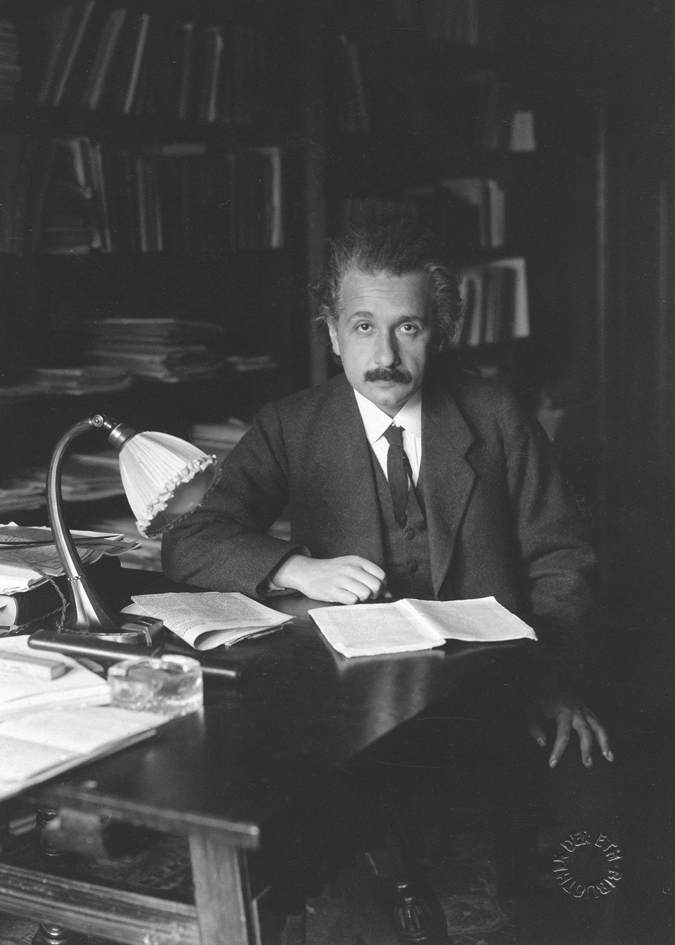 (ألبرت آينشتاين) في مكتبه في (برلين) حيث عمل قبل أن يجبره النازييون على الرحيل.