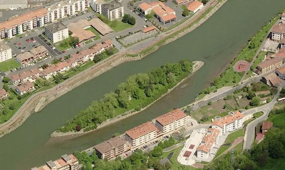 لقطة جوية فوق نهر (بيداسوا) تستعرض كيف تقسمه جزيرة (فازنت) إلى نصفين وتتوسط فرنسا وإسبانيا.