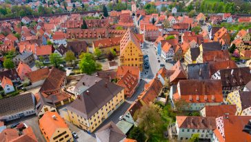 بلدة نوردلينجن الصغيرة في بافاريا في ألمانيا