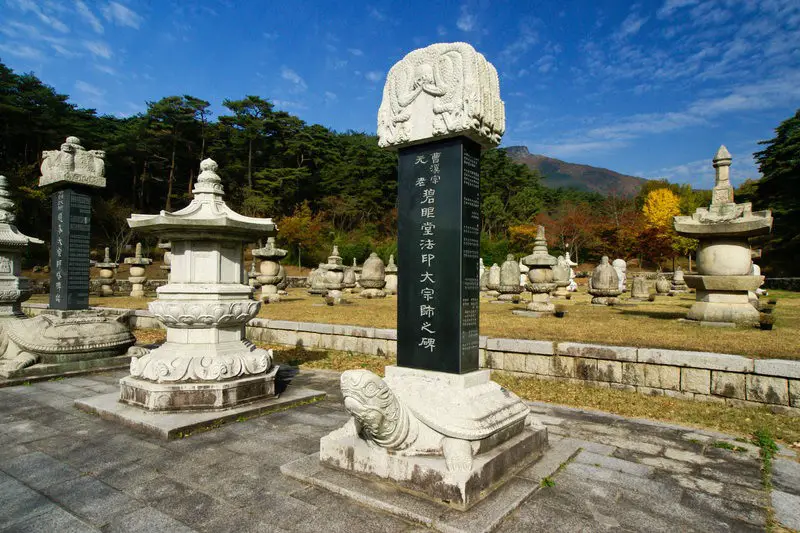 النصب التذكارية في معبد بوذي في (تونغدوسا) في كوريا الجنوبية.