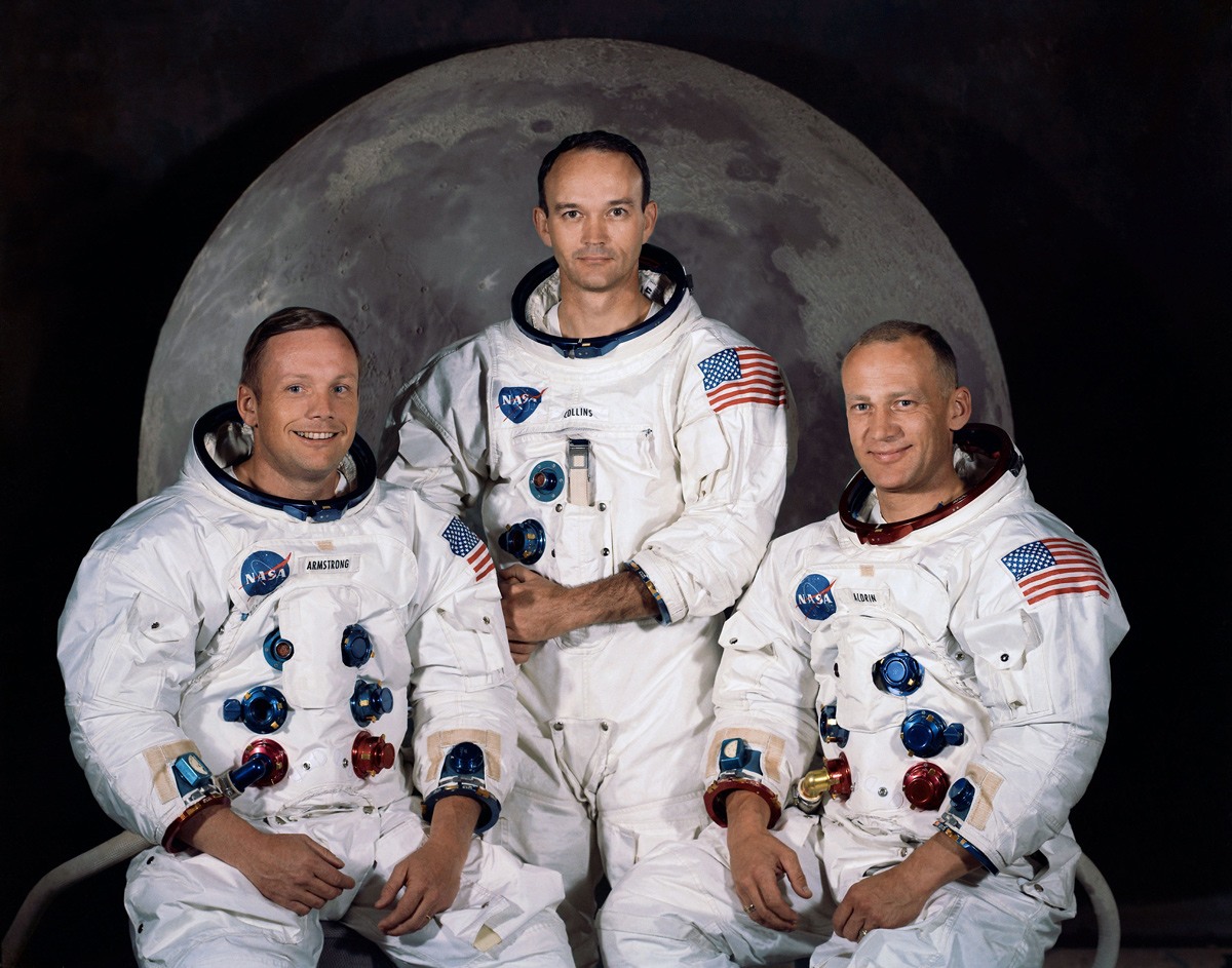 من اليمين الى اليسار، باز ألدرين، مايكل كولينز، نيل آرمسترونغ – صورة: NASA