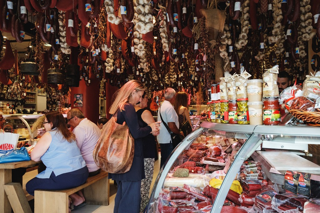 قد يذهب الناس في اليونان إلى جزار خاص للحصول على اللحوم.