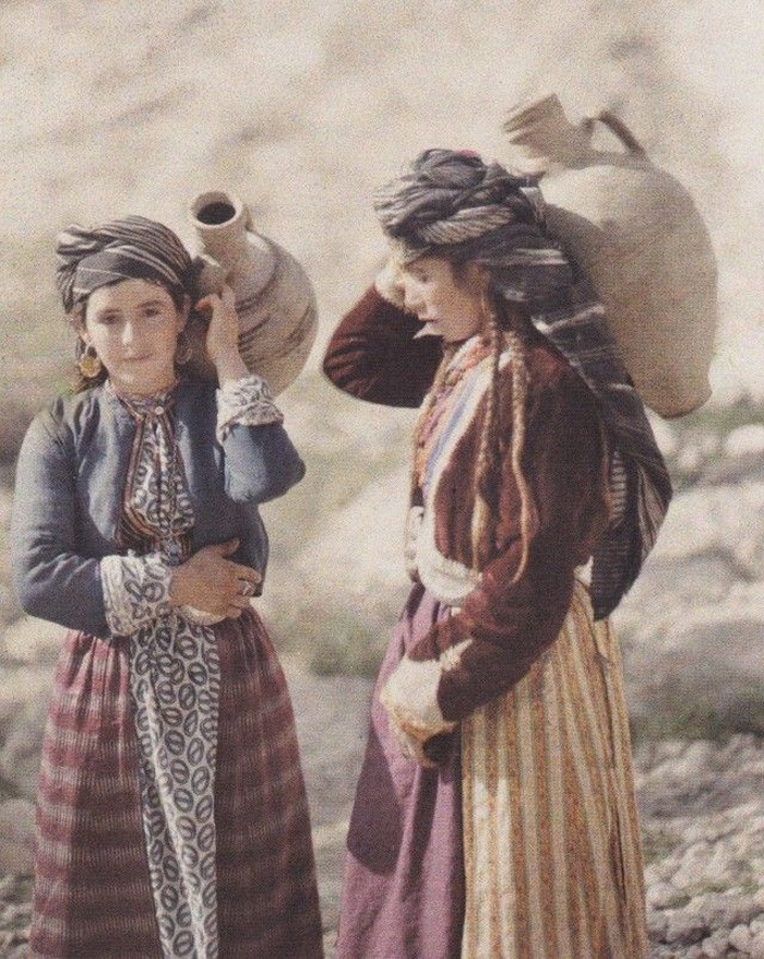 امرأتان كرديتان تم التقاط صورتها في شمال العراق في 1917 واضافتها إلى مجموعة «أرشيفات الكوكب».