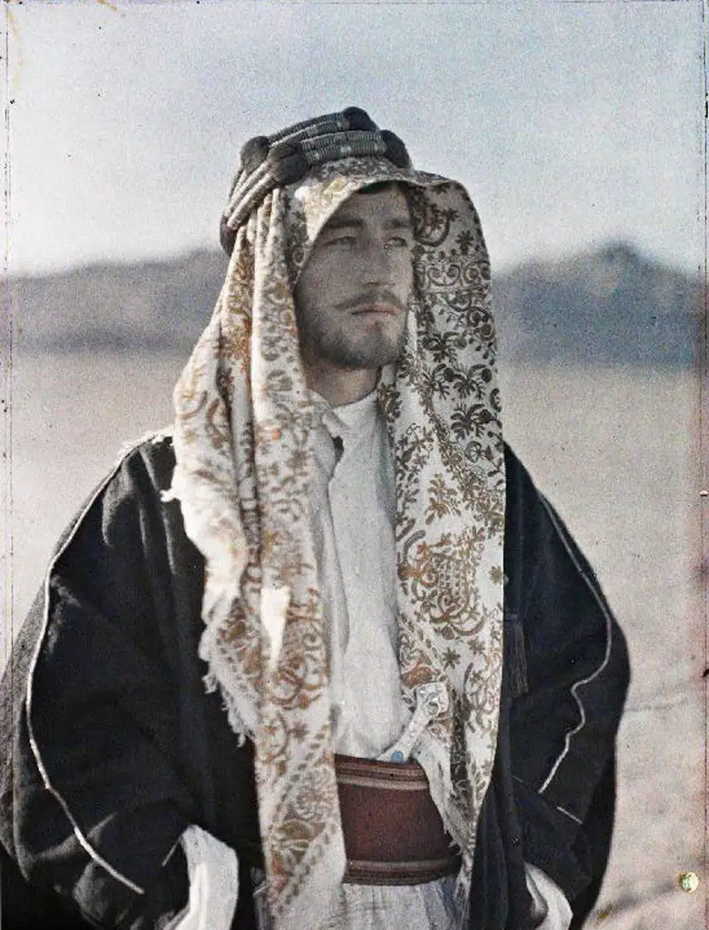 صورة رجل عربي يدعى (فايز باي العزم)، وهو من مرافقي الأمير فيصل، التقطت هذه الصورة له في منطقة القويرة في الأردن سنة 1918. 