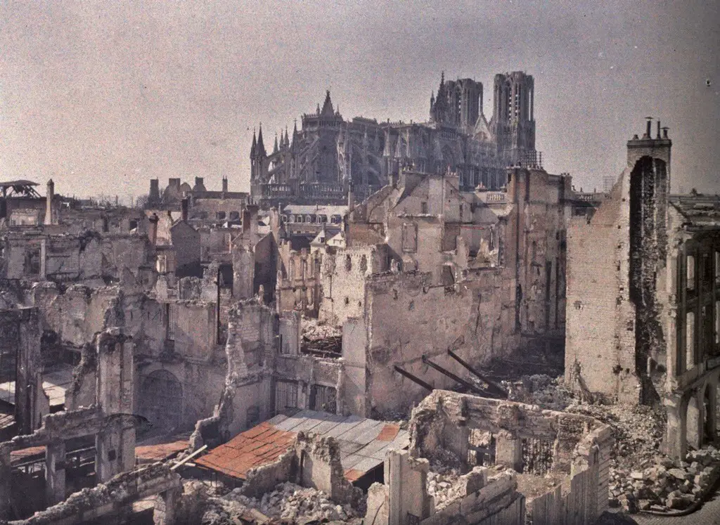 صورة تبين الدمار الذي خلفته الحرب العالمية الأولى في منطقة (ريمس) الفرنسية. التقطتها عدسات مصوري مجموعة «أرشيفات الكوكب».