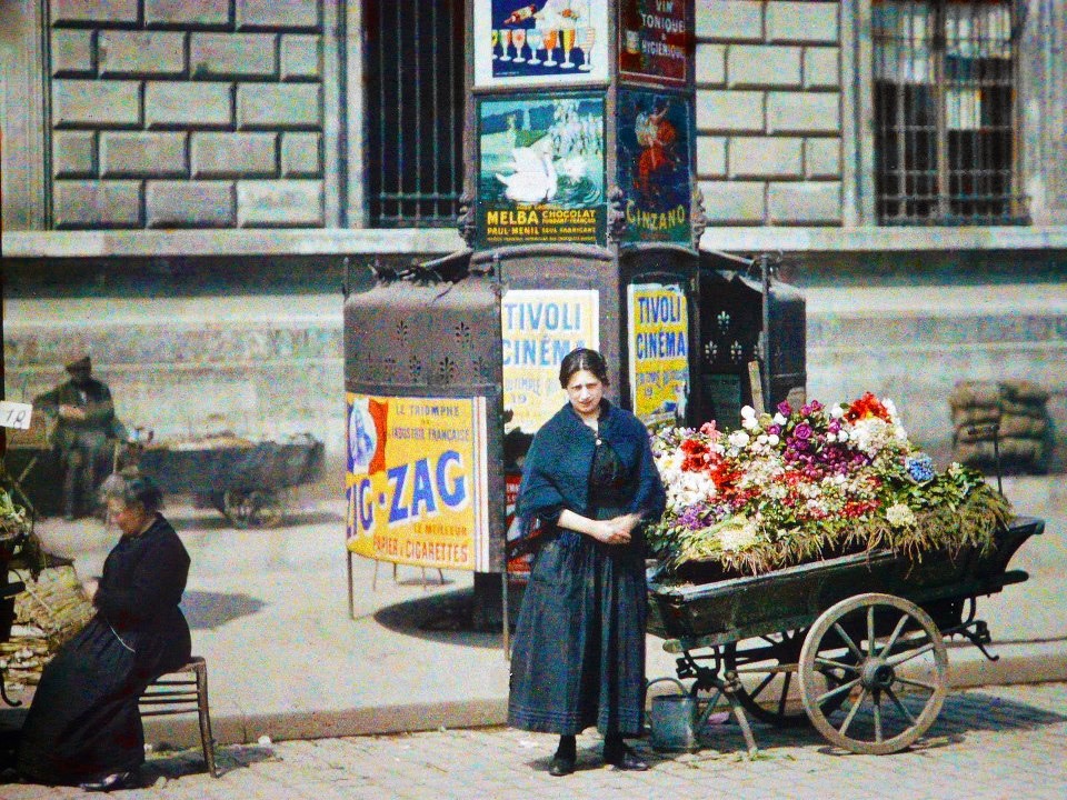 بائعة الزهور في (باريس) بمحاذاة ثكنة (فيرين)، وهي صورة أخرى أضافها المصور (أوغست ليون) إلى مجموعة «أرشيفات الكوكب».