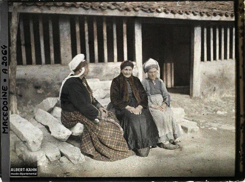 صورة تظهر الزي التقليدي للنساء المقدونيات المتقدمات في السن، حيث يظهر في هذه الصورة ثلاث نساء مقدونيات يهوديات في ”صالون“ حلاقة في مايو 1913.