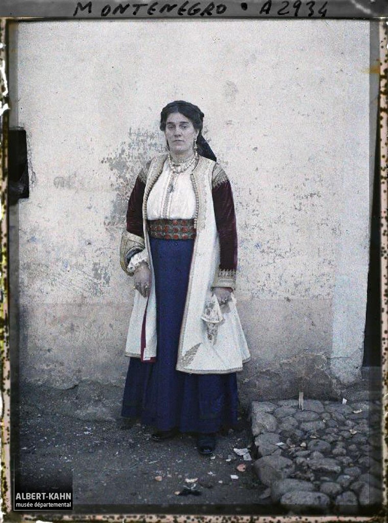 صورة لامرأة من (مونتينيغرو) في أوروبا في أكتوبر 1923.