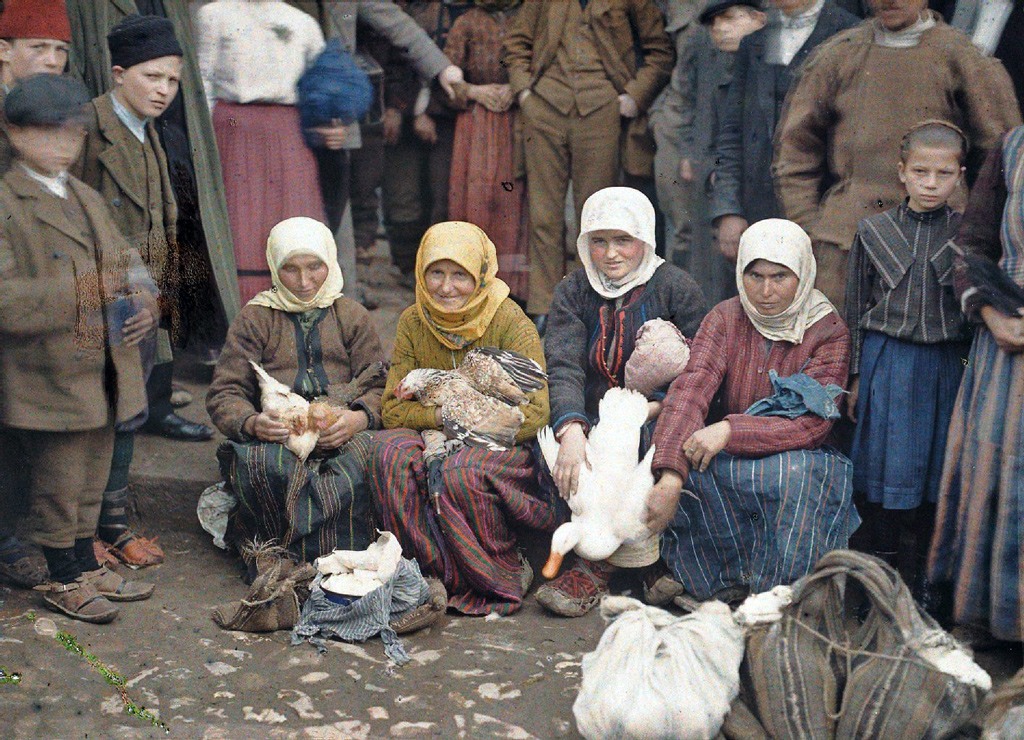 صورة لمجموعة من النساء يحملن دجاجات وبط التقطت في صربيا في إبريل 1923.