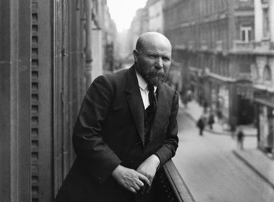 صورة (ألبرت كان)، مدير بنك ومسافر عالمي، وهو واقف على شرفة باريسية في عام 1914. صورة: Georges Chevalier/Wikimedia Commons