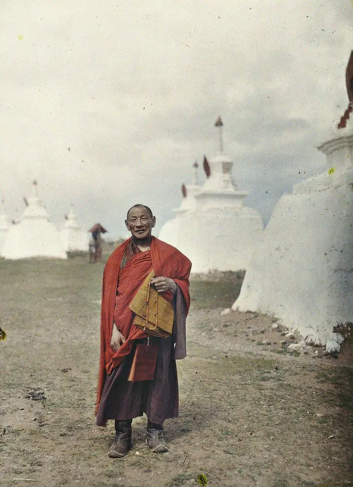 راهب بوذي التقطت صورته من طرف المصور (ستيفان باسيه) في السنوات الأولى من القرن العشرين.