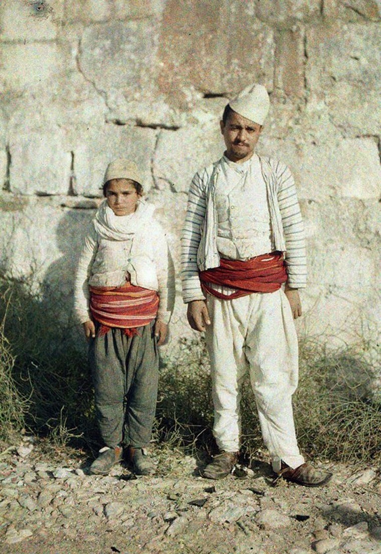صورة تظهر الزي التقليدي الرجالي في احدى القرى الألبانية.