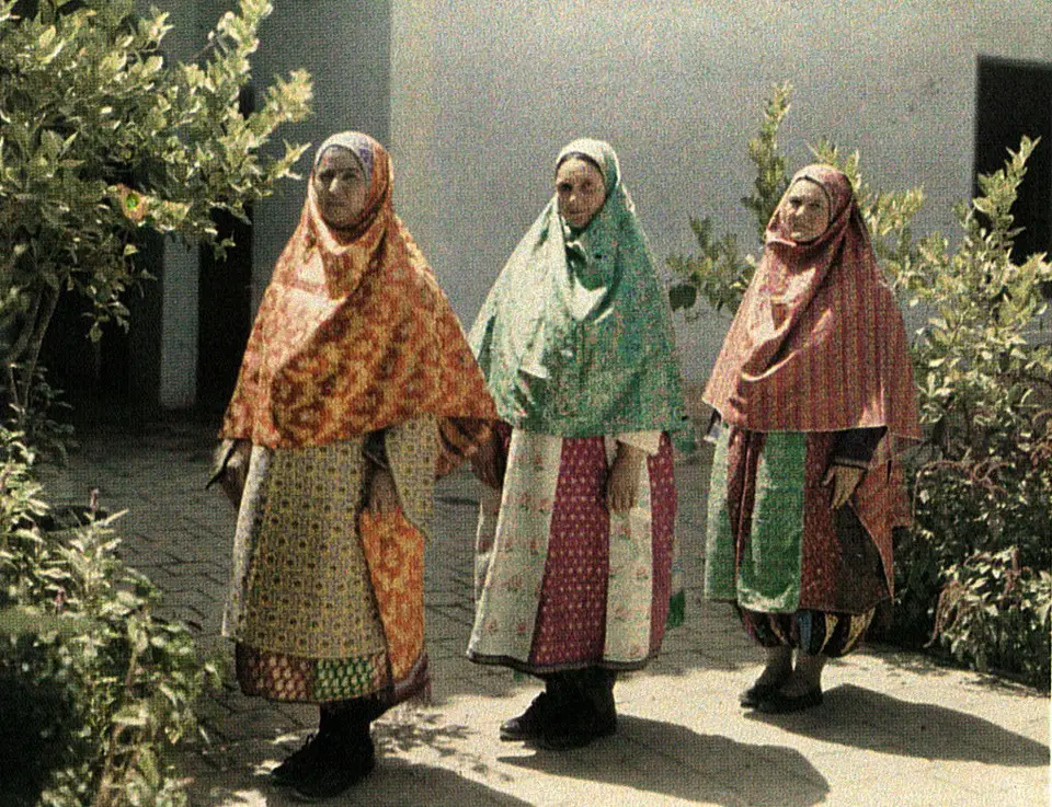صورة تظهر الزي التقليدي الذي كانت ترتديه النساء من طهران في إيران. التقطت الصورة في أغسطس 1927.