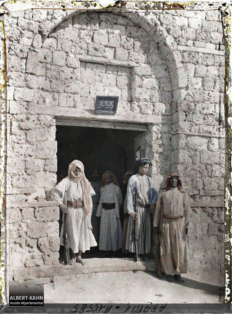 مدخل مقر الجندرمة في مدينة ينبع السعودية في أبريل 1918.