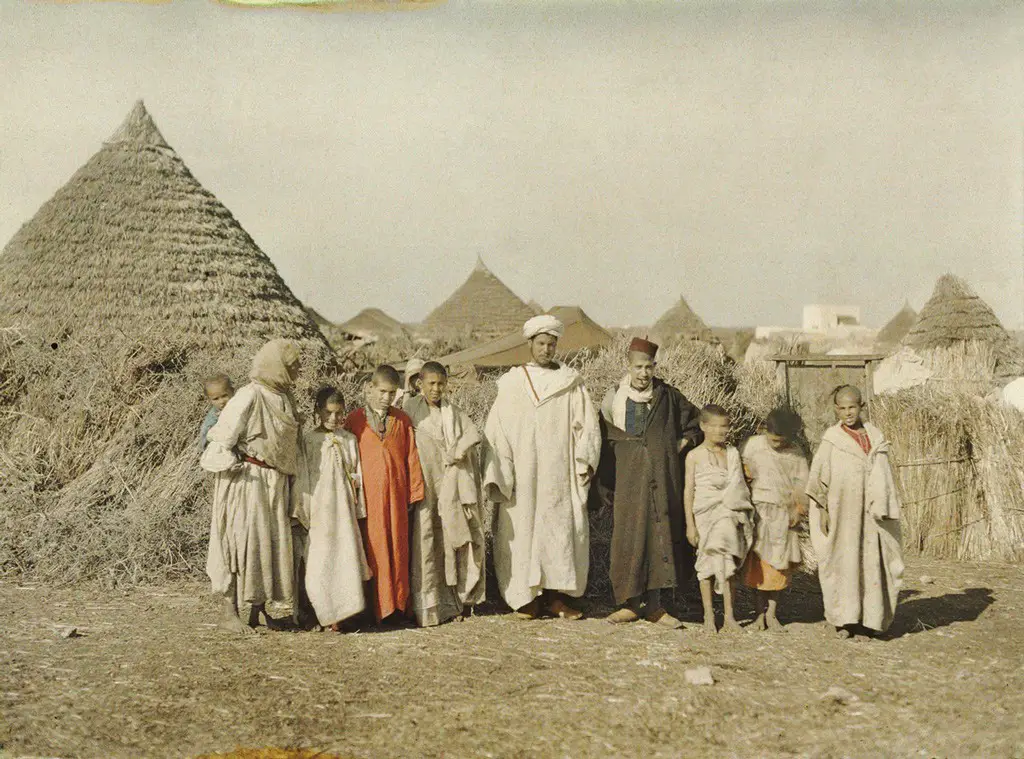 صورة التقطها أحد المصورين الذين كلفهم (كان) تظهر أسرة مزارعة من المغرب سنة 1912.