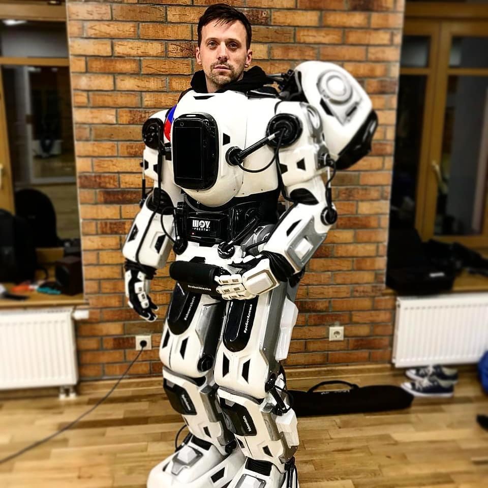 الممثل الذي ارتدى زي الروبوت وانتحل صفة روبوت حقيقي.