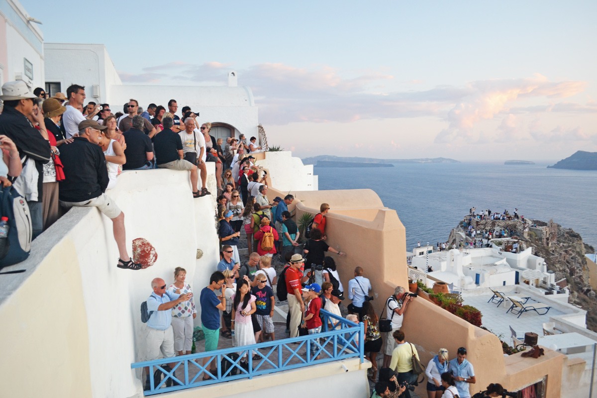 تعد سانتوريني واحدة من أشهر المدن التي يزورها السياح في اليونان.