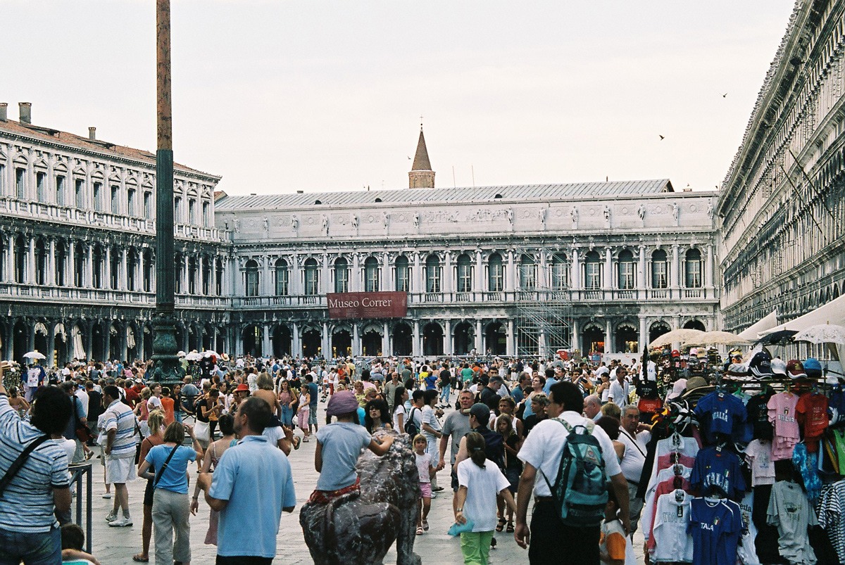 غالباً ما تزدحم مدينة البندقية في إيطاليا بالسياح. 