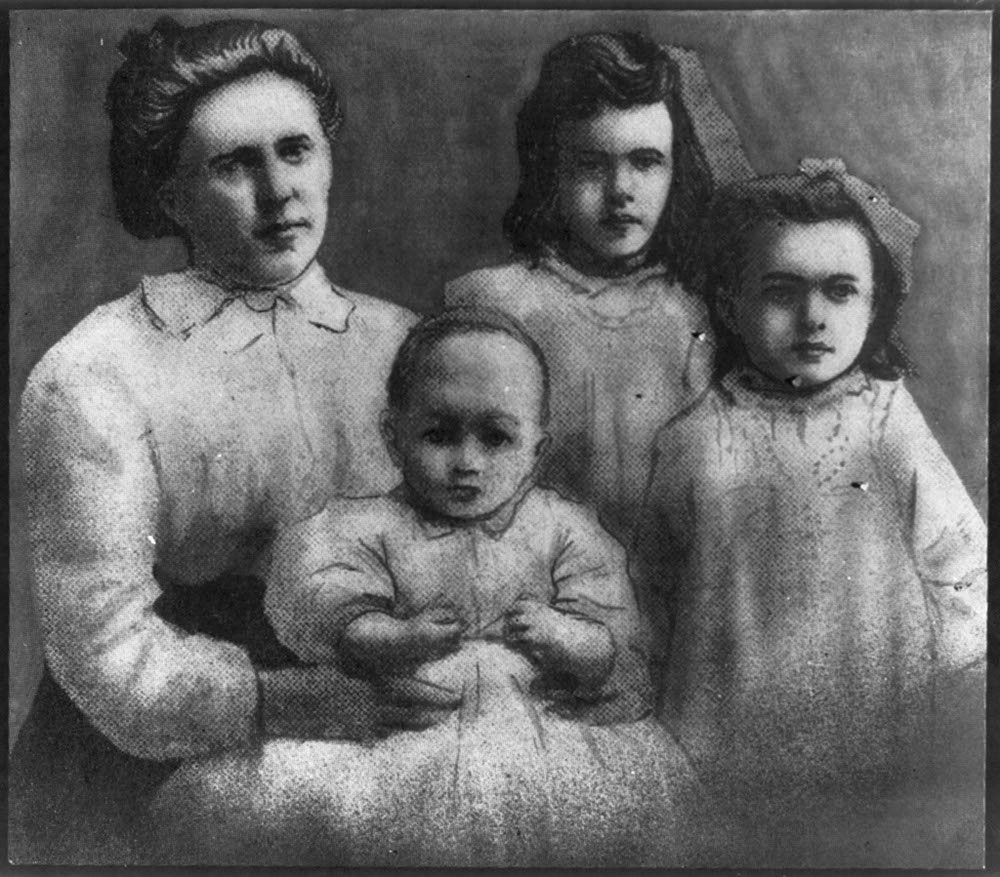 (بيل غونيس) وأطفالها الثلاثة.