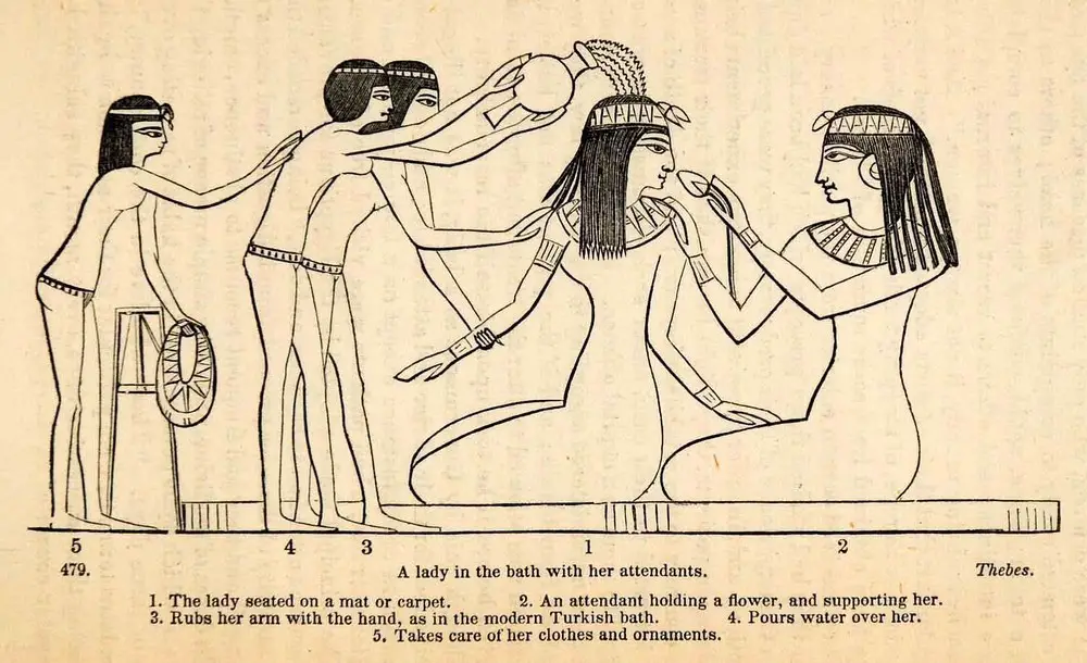 منحوتة من القرن التاسع عشر أعيد نسخها عن جدارية مصرية تبرز امرأة مصرية تستحم بمساعدة من خادماتها الإناث في طيبا، مصر.