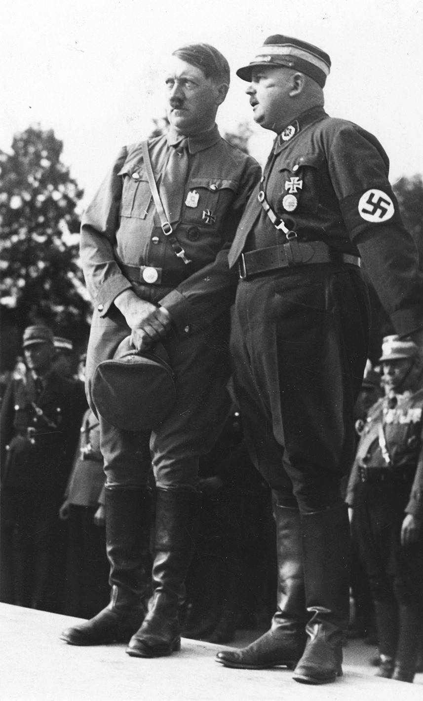 كان (إرنست روم) رئيس «كتيبة العاصفة» صديقا مقربا من (هتلر). التقطت هذه الصورة سنة 1933. 