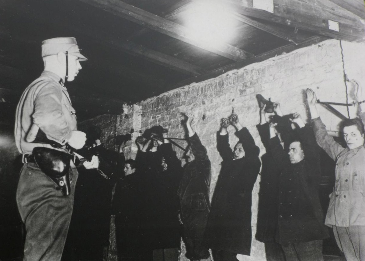 عناصر «كتيبة العاصفة» يعتقلون الشيوعيين في برلين.