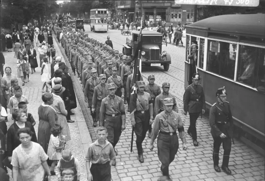 زادت مخاوف كبار المسؤولين في الحكومة الألمانية من «كتيبة العاصفة»، لذا أمروا هتلر بالتخلص منها على الفور.
